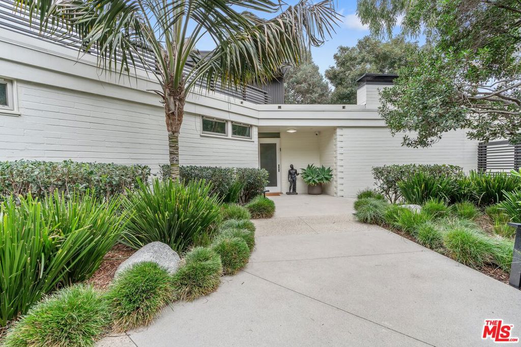 Properties 4 2179 Mandeville Canyon Road