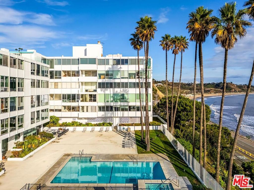 Photo of 17366 W Sunset Boulevard #206, Pacific Palisades, CA 90272 (MLS # 25618727)