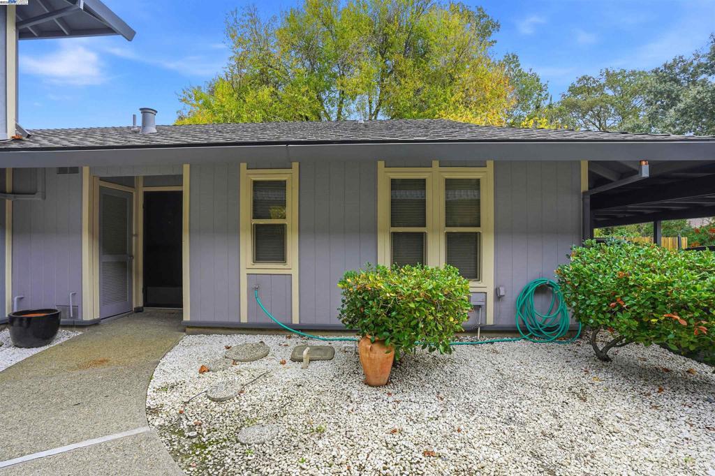 SUMMITRIGE - Residential Lease