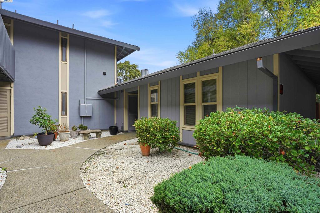 SUMMITRIGE - Residential Lease