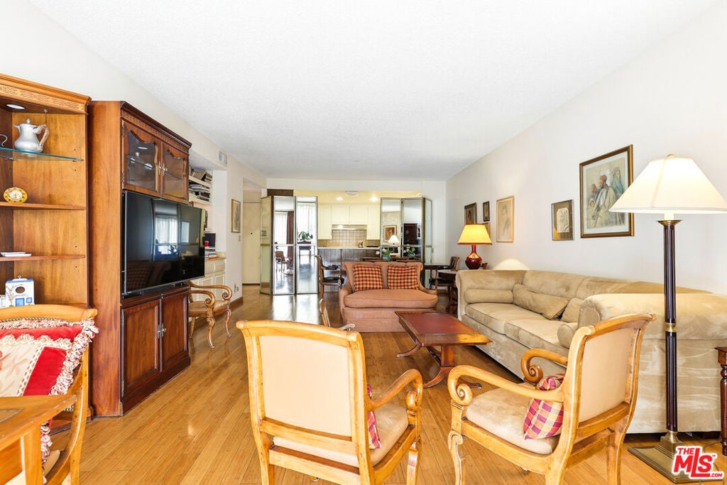 104 S Hayworth Avenue 101