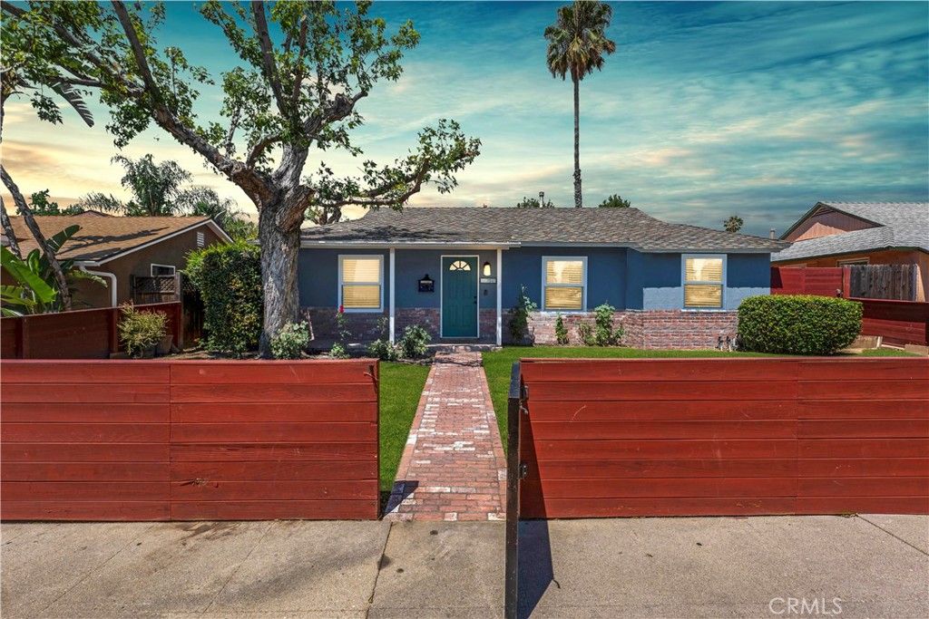 Photo of 7517 Louise Avenue, Lake Balboa, CA 91406 (MLS # SR25248899)