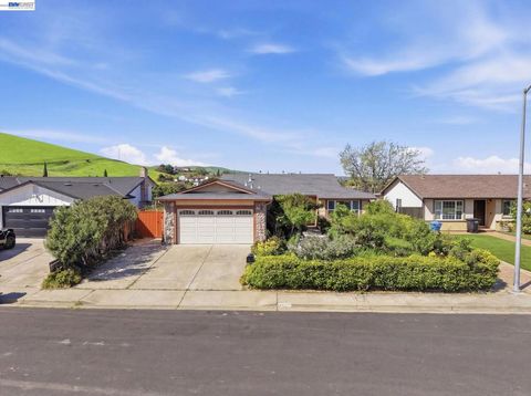 Photo of 2222 Carmel Ct Ct, Pittsburg, CA 94565 (MLS # 41127868)