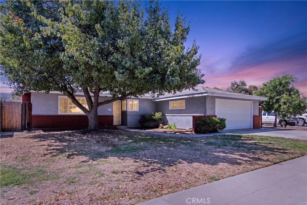 2432 E Richert