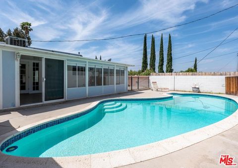 Photo of 18717 Kimbrough Street, Canyon Country, CA 91351 (MLS # 25539571)