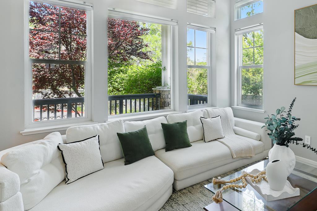 Properties 2 341 Destino Circle