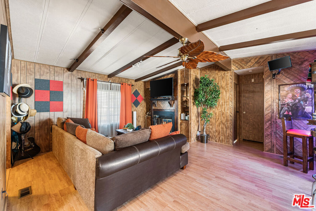 15252 Seneca Road 275