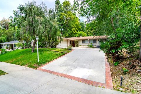 Photo of 20600 Clarendon ST, Woodland Hills, CA 91367 (MLS # SR26096328)