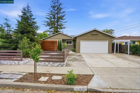 Photo of 860 San Simeon Drive Dr, Concord, CA 94518 (MLS # 41129565)