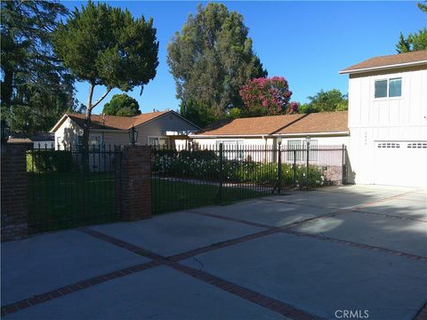 Photo of 5430 Woodlake Avenue, Woodland Hills, CA 91367 (MLS # SR26105622)