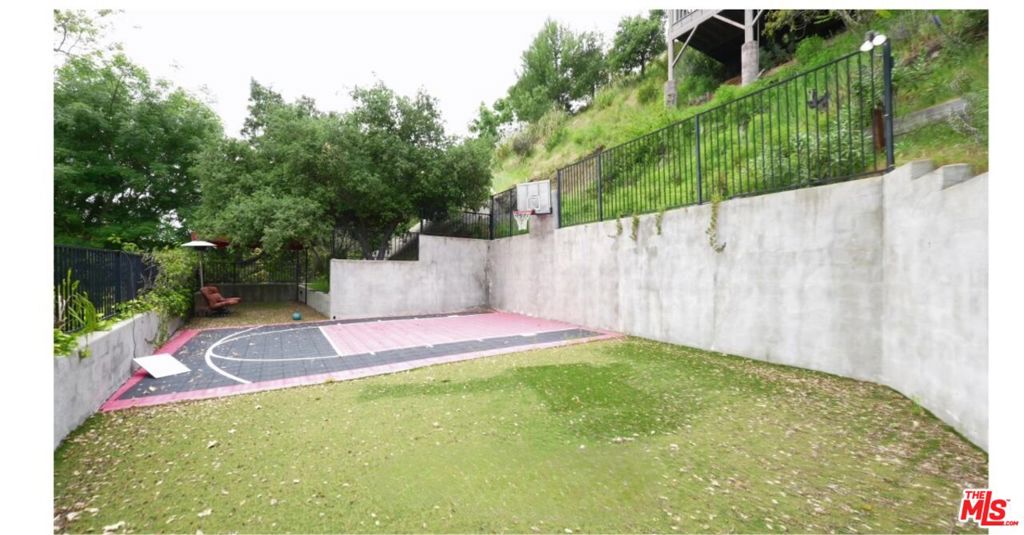 1833 Roscomare Road