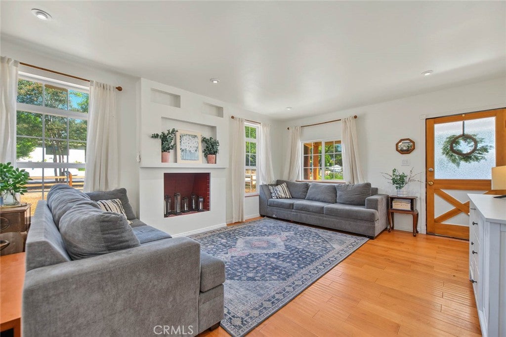 321 N Cataract