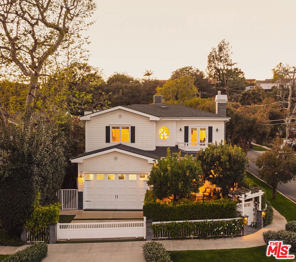 Photo of 361 N Bowling Green Way, Los Angeles, CA 90049 (MLS # 26658605)