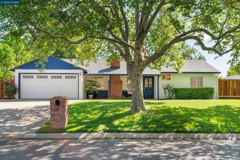 Photo of 419 Derby Ct Ct, Pleasant Hill, CA 94523 (MLS # 41129825)