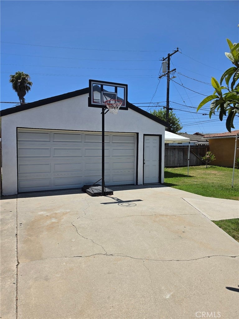 7312 Walnut Ave