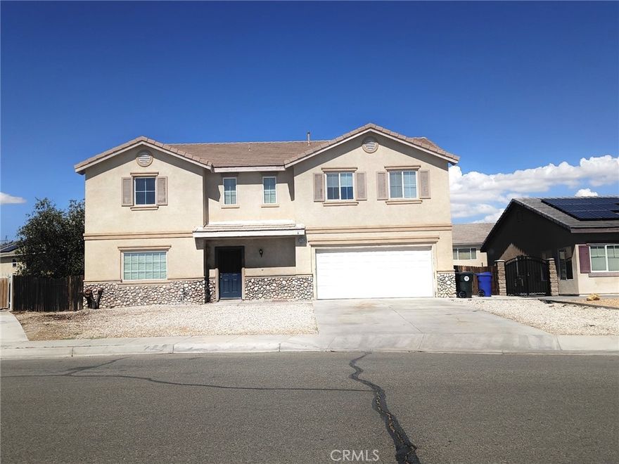 Beautiful 2 Story home Freshly interior paint thru out. Vinyl flooring, with 4 bedrooms and 2.5 Bath, Loft, Cozy kitchen area, Formal Living & Ding Area, Family room, Backyard, 2 Car Tandem garage
