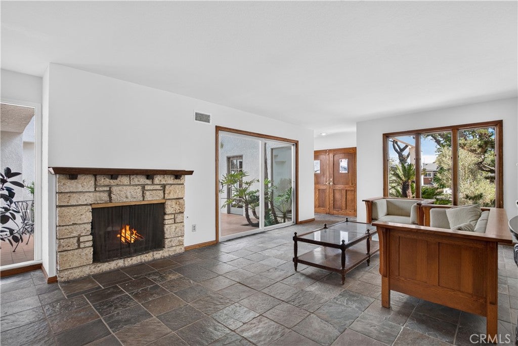 2533 E Tennyson