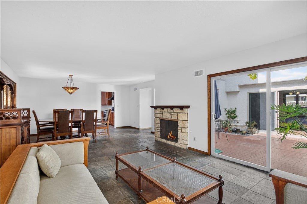 2533 E Tennyson