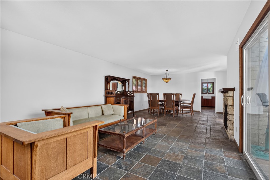 2533 E Tennyson