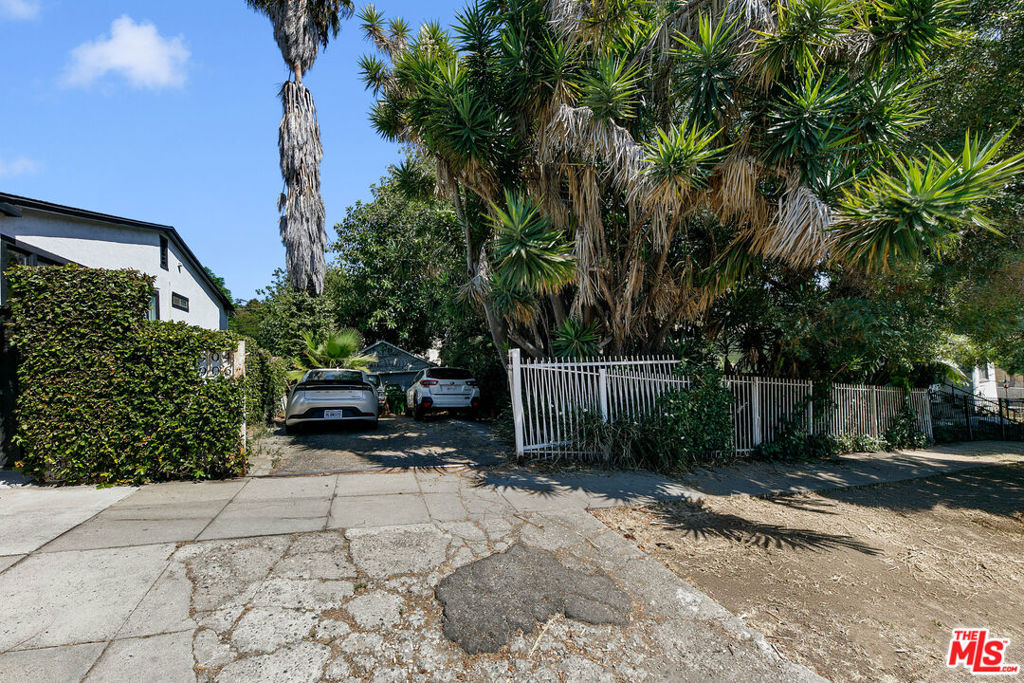 906 Manzanita Street