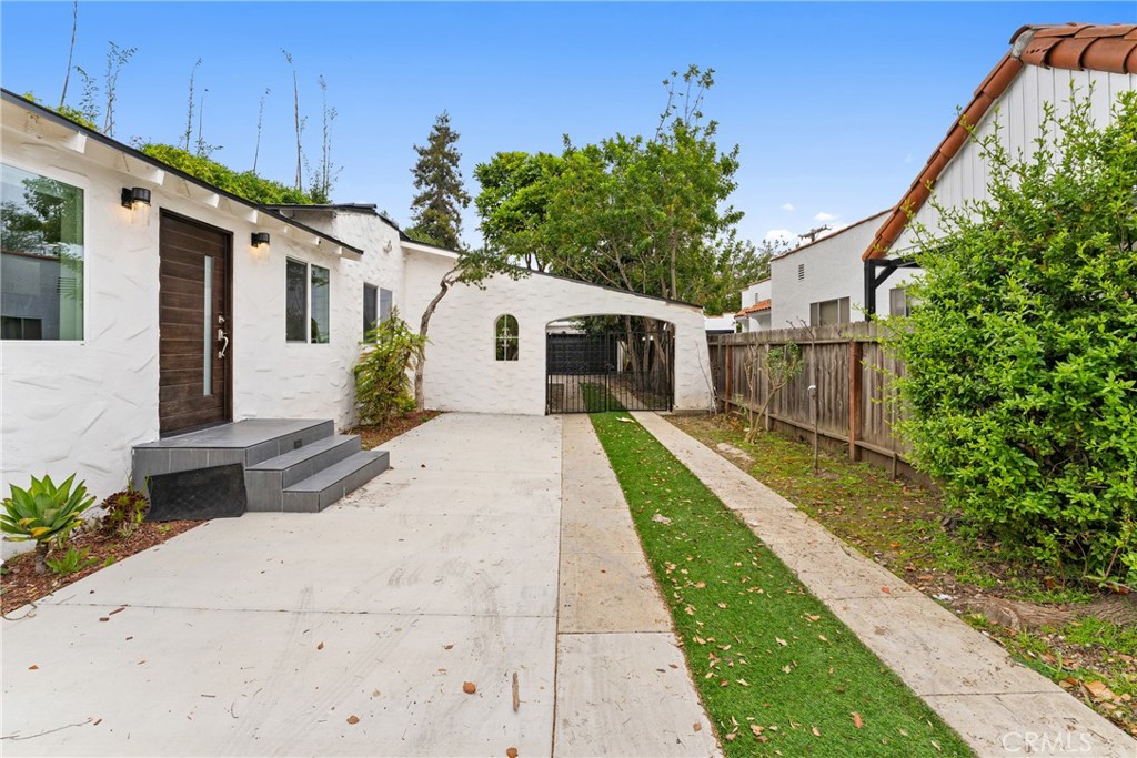 2216 Veteran Avenue