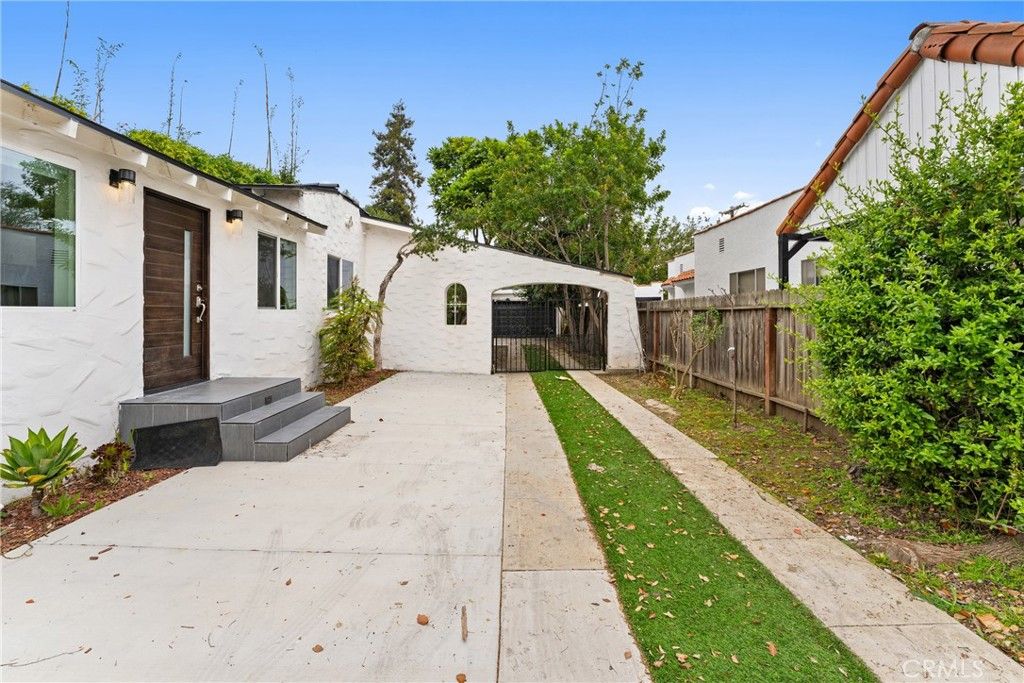 Photo of 2216 Veteran Avenue, Los Angeles, CA 90064 (MLS # OC26076622)