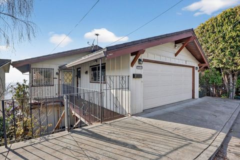 Photo of 16605 16605 Rolando Ave Ave, Castro Valley, CA 94578 (MLS # 41122188)