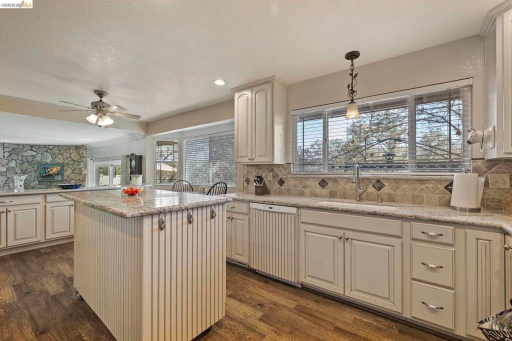 14201 Hillview Ct