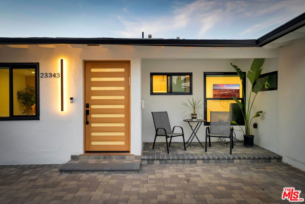 Photo of 23343 Hartland Street, West Hills, CA 91307 (MLS # 26666591)