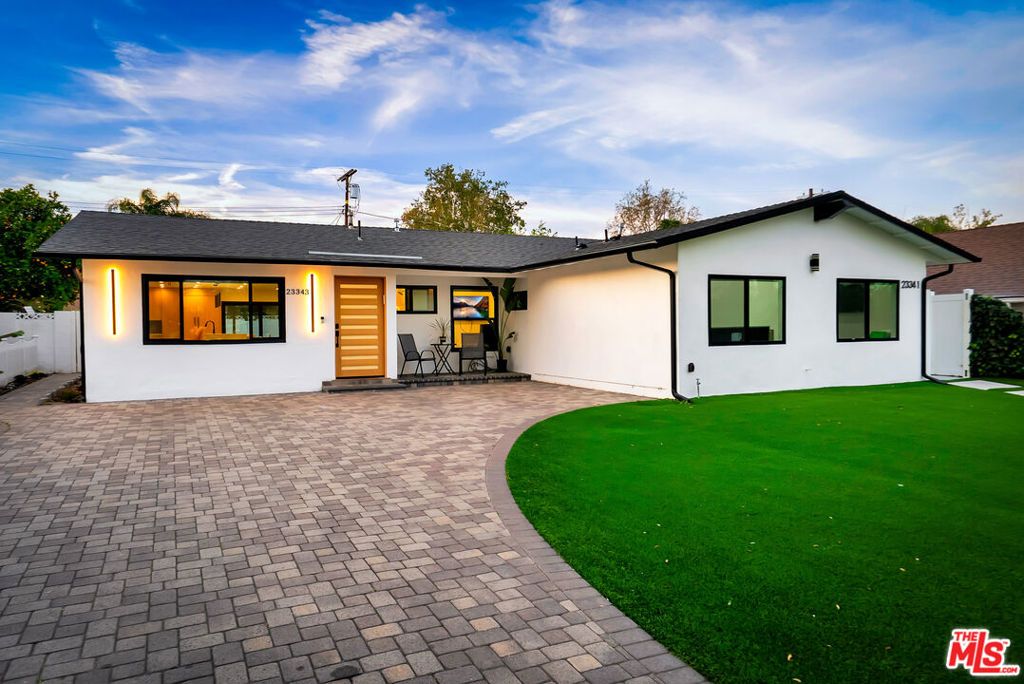 Photo of 23343 Hartland Street, West Hills, CA 91307 (MLS # 26666591)