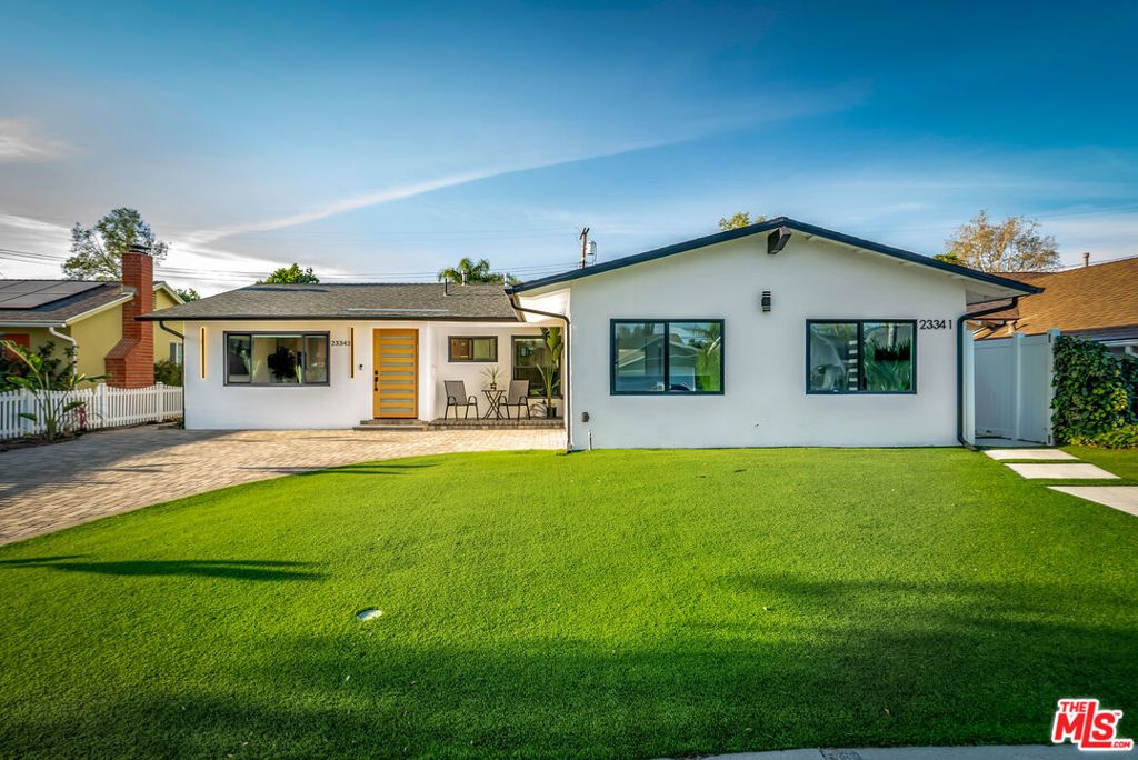 Photo of 23343 Hartland Street, West Hills, CA 91307 (MLS # 26666591)
