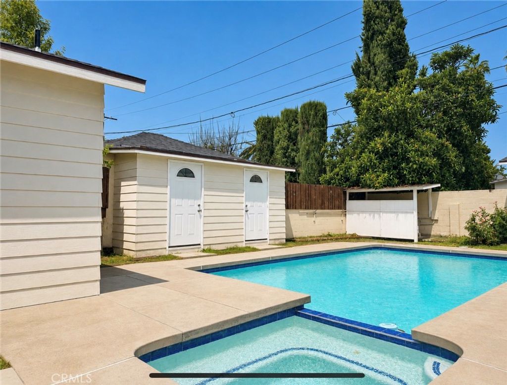 Photo of 17321 Gilmore ST, Lake Balboa, CA 91406 (MLS # SR26118733)