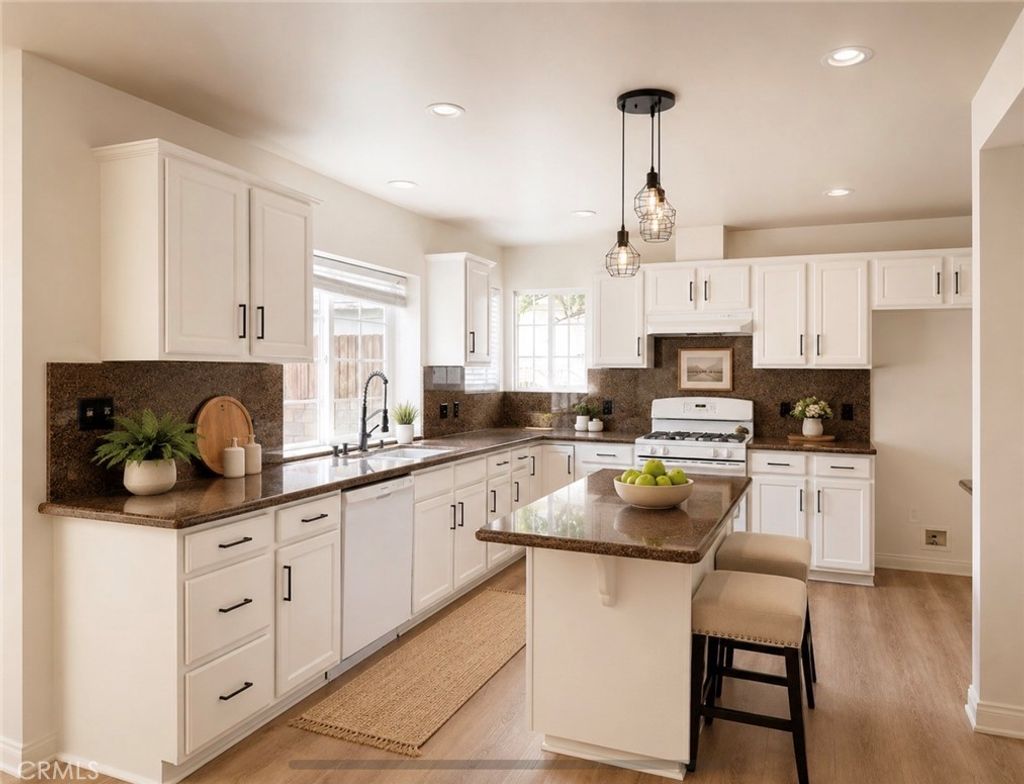 Photo of 17321 Gilmore ST, Lake Balboa, CA 91406 (MLS # SR26118733)
