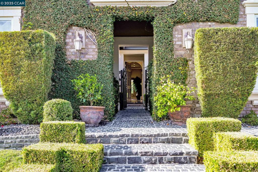 1151 Saint Julien St