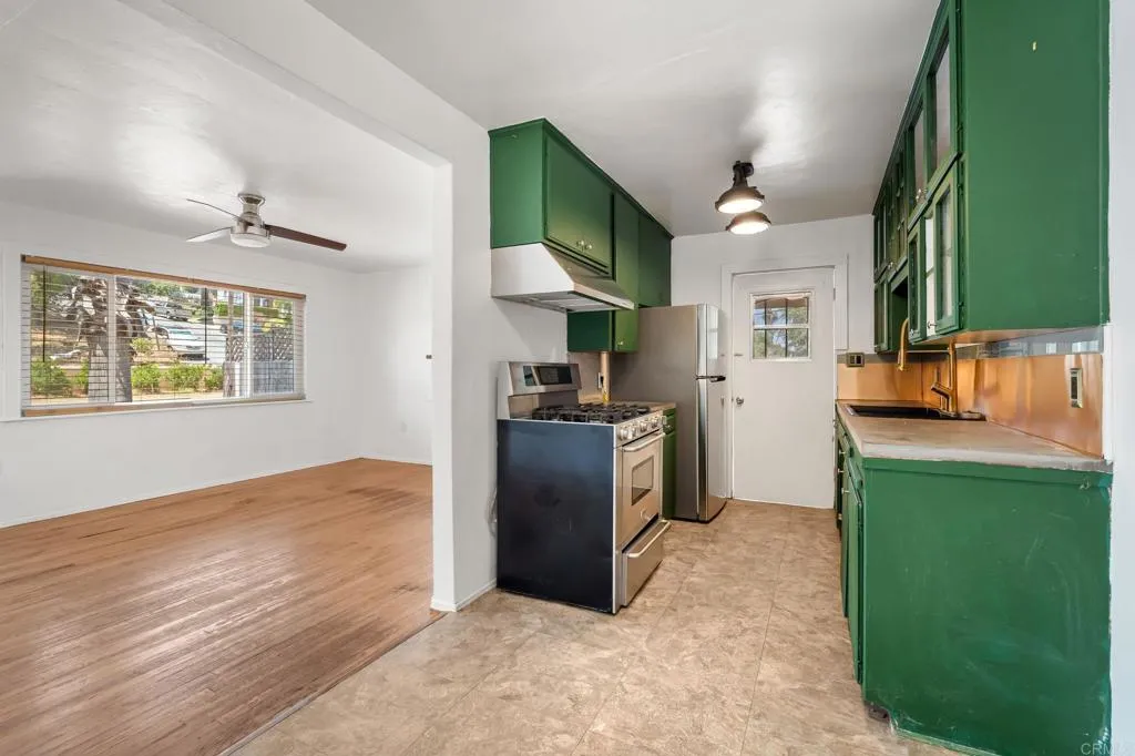 Escondido, California 92025, United States, ,Residential,Active,195921