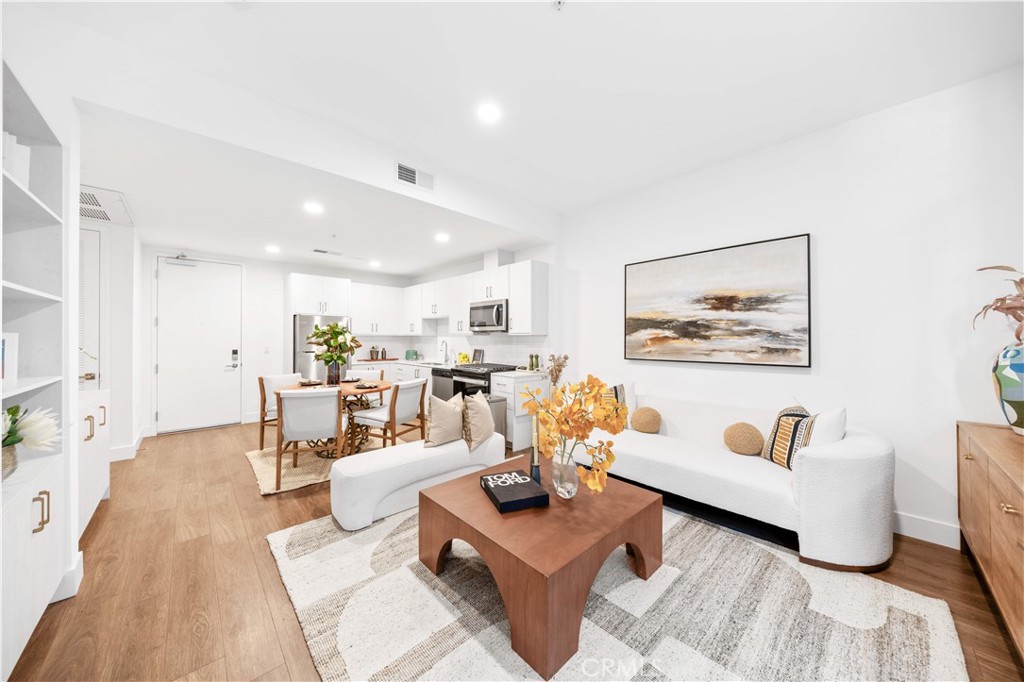 709 E Walnut Street 222