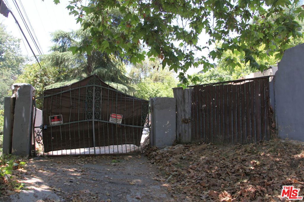 2534 Benedict Canyon Drive