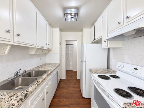 Photo of 1420 S Oakhurst Drive #210, Los Angeles, CA 90035 (MLS # 26103841)