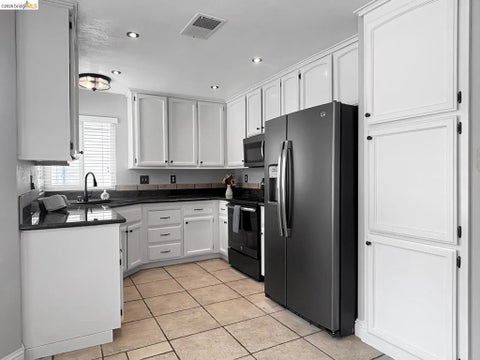 Photo of 2055 Truman Ln LN, Oakley, CA 94561 (MLS # 41136040)