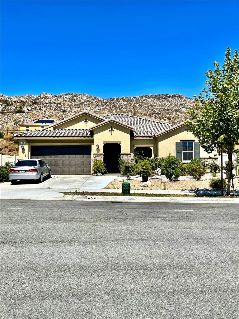 Welcome to this stunning 3-Bedroom, 2-Bath KB Home built in 2021, located on a quiet cul-de-sac in the prestigious Eagle Crest at the Cove community in San Jacinto. Featuring soaring 9-Foot Ceilings, elegant 8-Foot Doors, a versatile loft that can be used as a 4th bedroom, and an open layout connecting the dining room and gourmet kitchen, this home is designed for both comfort and style. Sitting on an expansive 11,000 sq ft lot, the backyard has endless possibilities for outdoor living and entertaining.