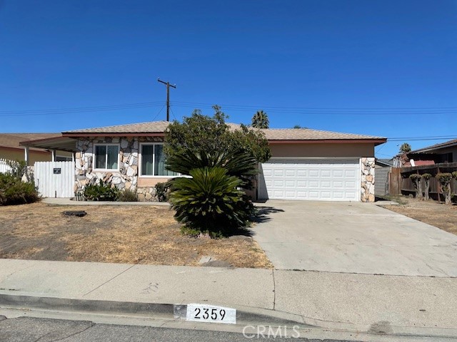 Cozy 3 bedrooms and 2 baths single family house in Pomona. New Roof was installed in July 2025. Easy-accessed to Fwy 60 and Fwy 71. The house is located nearby Chino and Chino Hills and is conveniently close to restaurants, supermarkets and shopping center. Decent backyard for the family entertainments.