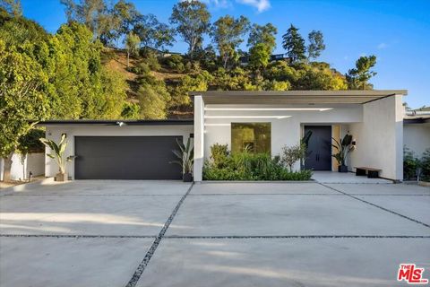 Photo of 1836 Loma Vista Drive, Beverly Hills, CA 90210 (MLS # 26659133)