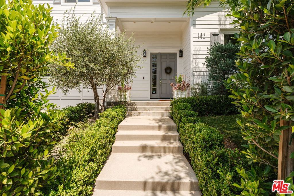 Photo of 141 S Saltair Avenue, Los Angeles, CA 90049 (MLS # 26658867)