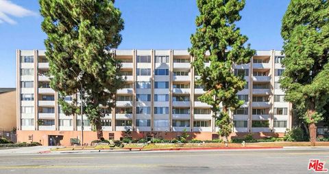 Photo of 421 S La Fayette Park Place #301, Los Angeles, CA 90057 (MLS # 25618427)