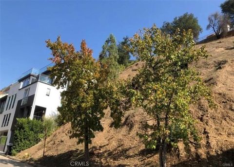 Photo of 1422 Lindacrest Dr Dr, Beverly Hills, CA 90210 (MLS # OC25138689)