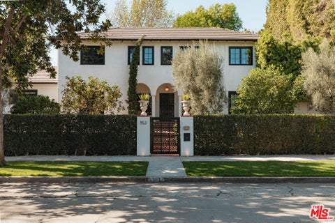 Photo of 953 S Longwood Avenue, Los Angeles, CA 90019 (MLS # 26992697)