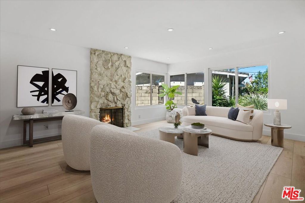 Photo of 4810 Rosa Road, Woodland Hills, CA 91364 (MLS # 26669641)