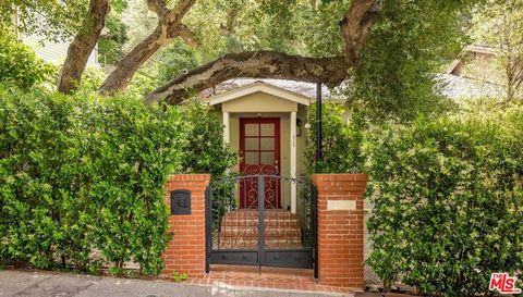 Photo of 9720 Yoakum Drive, Beverly Hills, CA 90210 (MLS # 26709761)