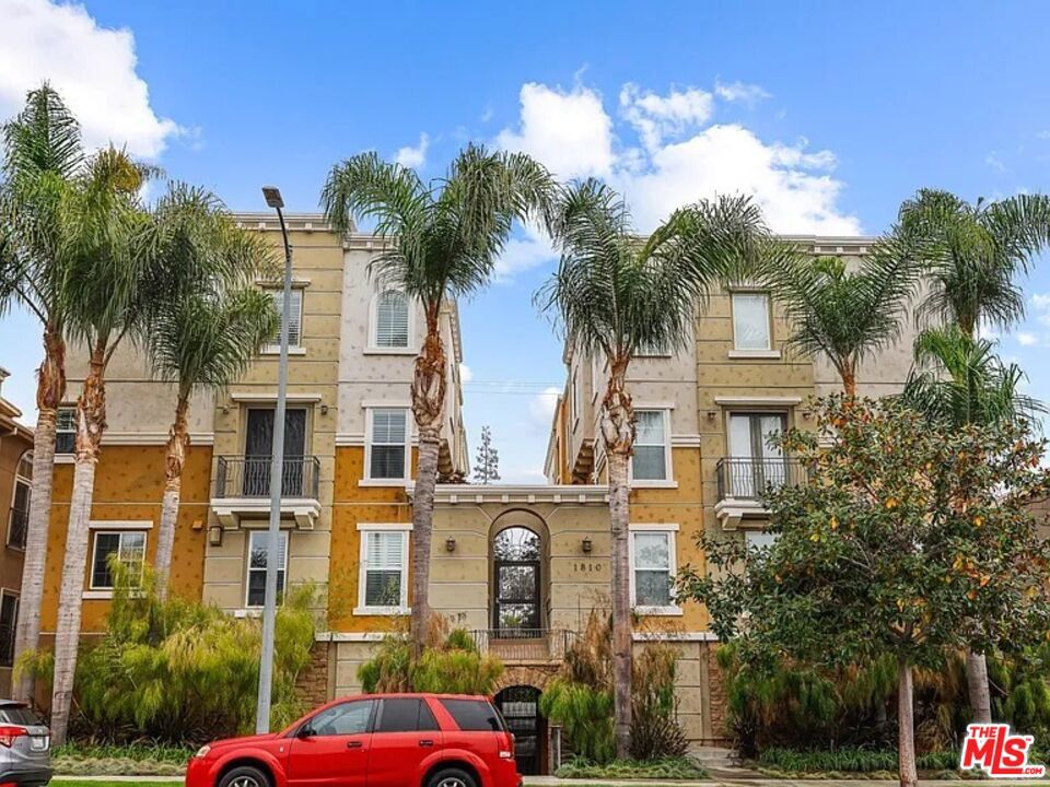 1810 S Barrington Avenue
