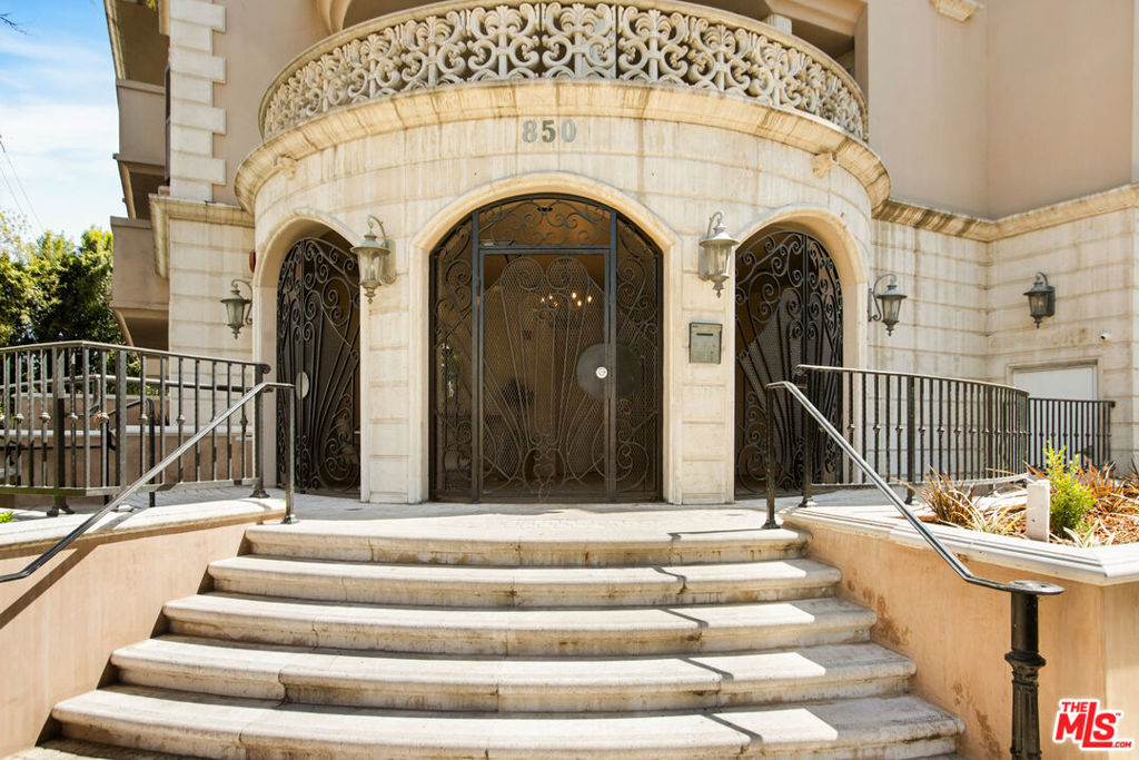 850 N Croft Avenue 104